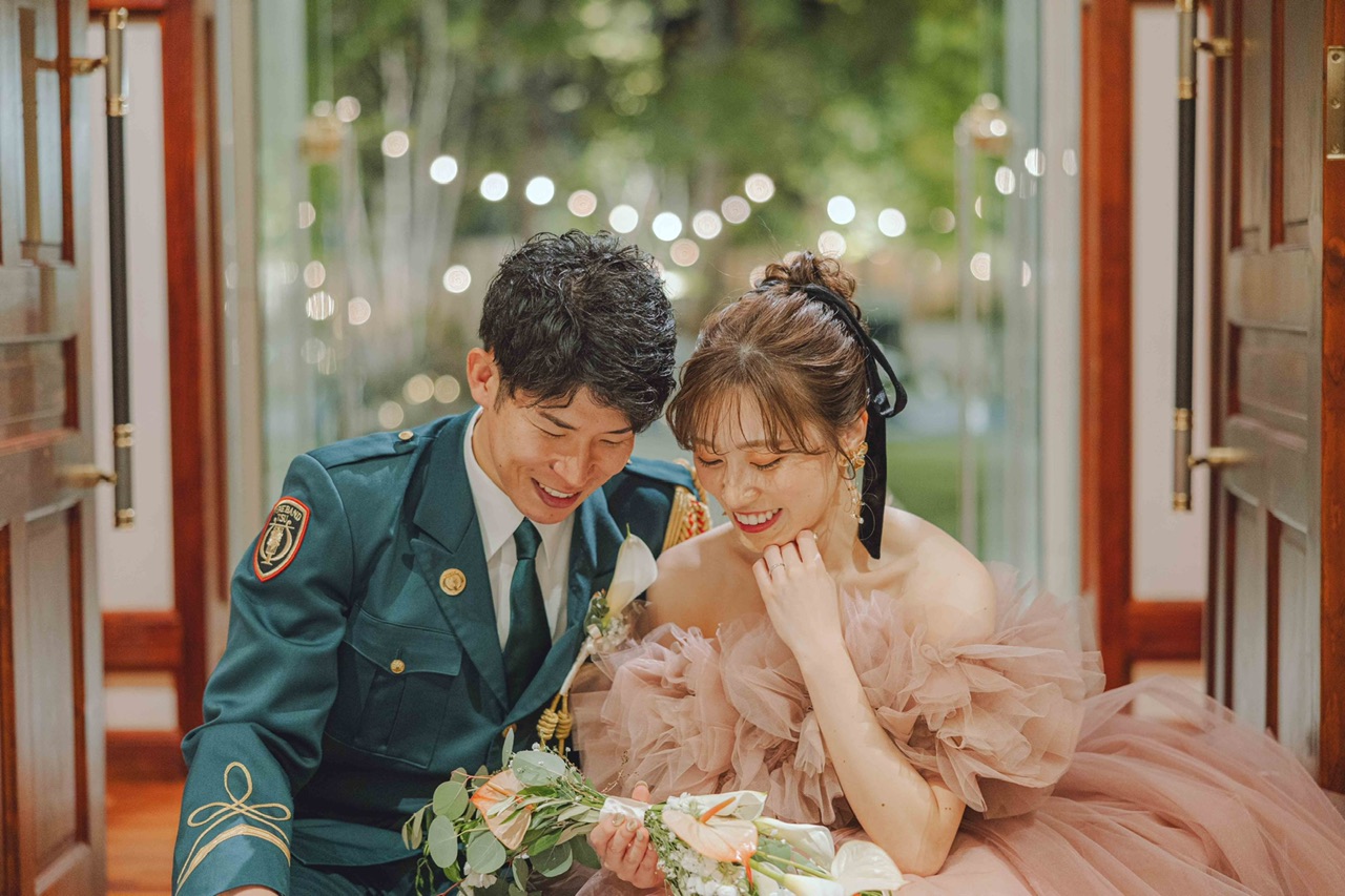 消防礼服をご利用くださいましたお客様のフォトウェディングの素敵なお写真をリポストさせていただきました💒笑顔溢れたハッピーオーラ漂うお写真をありがとうございました✨消防礼服フォトウェディング消防士の結婚式大阪消防記念写真消防職員官服