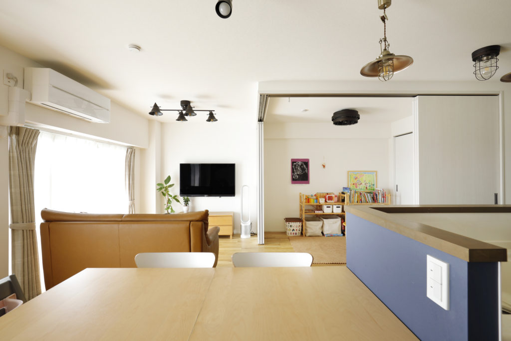 リビングにキッズスペースを作る！子どもの成長に合わせたレイアウトやおすすめの家具学習机・デスクのコイズミファニテック株式会社