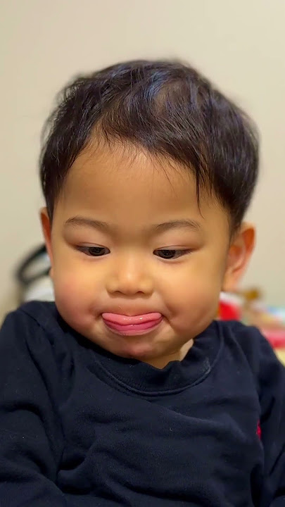 レモンを食べる赤ちゃんのかわいい瞬間