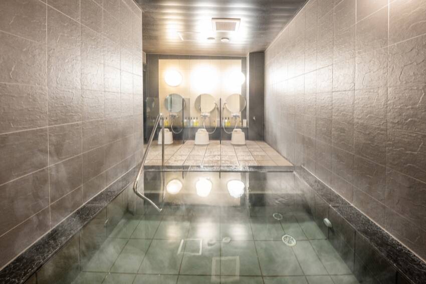 お風呂に入る男性と女性 02692000011 の写真・イラスト素材アマナイメージズ