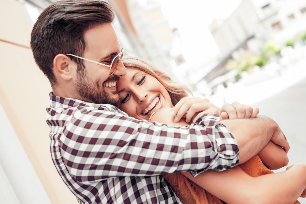 バックハグをする男性心理とは？ したくなるタイミングと抱きしめられた時のかわいい反応「マイナビウーマン」