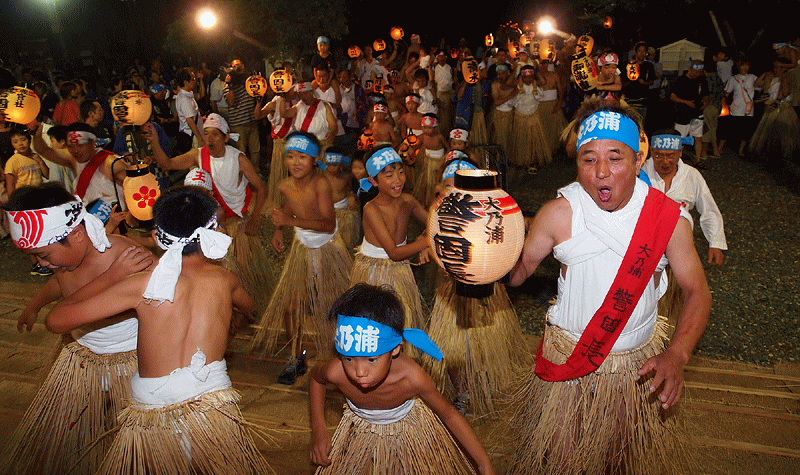 ふんどしとマスク姿で茅の輪をくぐる参加者 - マスク姿の12人裸参り 久留米でへこかき祭り - 写真・画像 1 1西日本新聞me