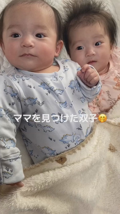 2人並んだ後ろ姿が尊い！」歯がかゆすぎる双子が可愛いと大評判 赤ちゃんのバズり動画 たまひよ