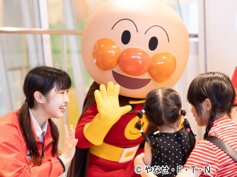 遊園地で風船を持って着ぐるみと並ぶ子供の写真素材40764406- PIXTA