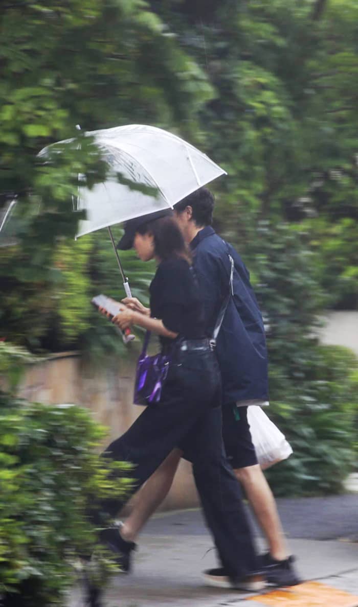 相合傘とは？ 意味や由来＆誘ってきた相手の気持ちを解説 イラスト付1ページ目 「マイナビウーマン」