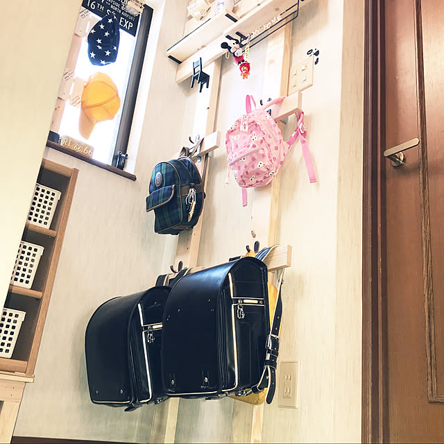 玄関の廊下を通園・通学グッズ置き場に！朝も帰宅後もラクをかなえる壁面収納 - 片づけ収納ドットコム