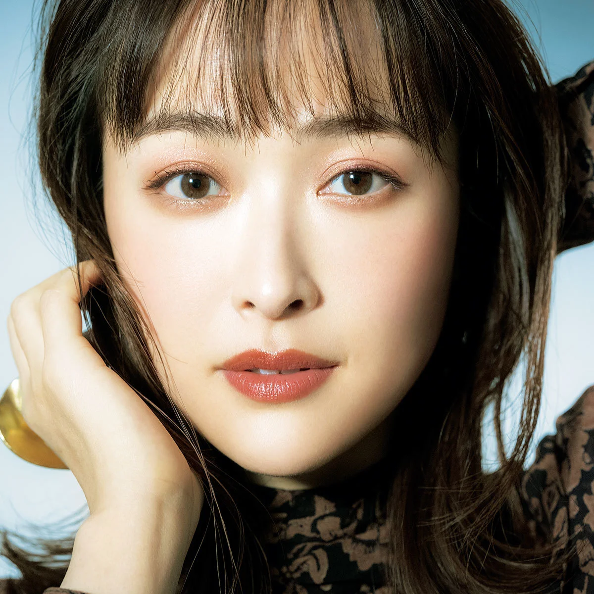 Hitomi - . 昨日のライブは家族も見にきてくれてました！ 楽しんでくれてよかった🥺✨みんなで可愛いお花作ってくれて、次の日飾る前に写真撮ってくれました。笑 まだ着替えただけですけど な状態ですけど ！ でも幸せそうな顔してるので載せとこ😆❤️Facebook