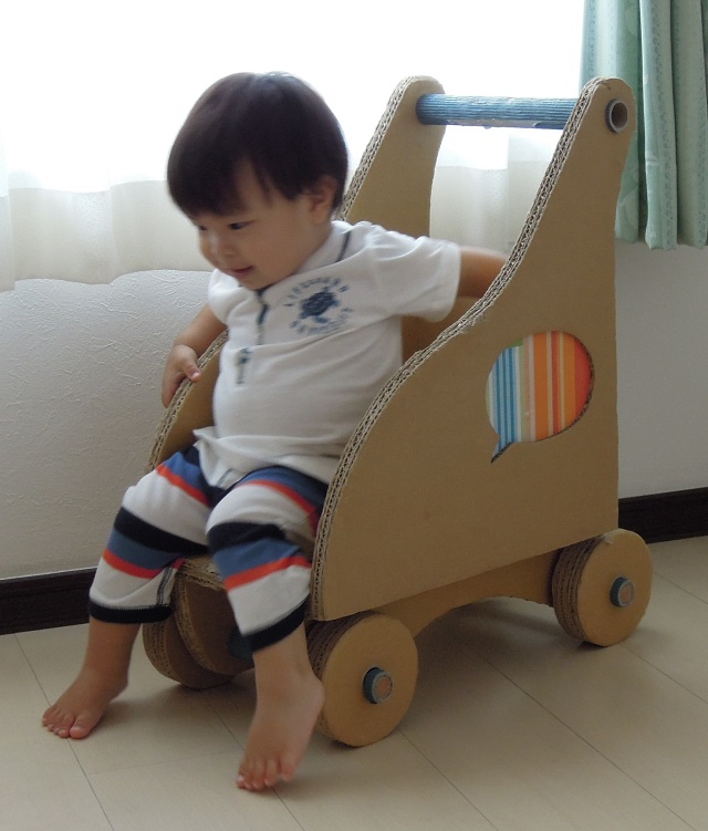 ダンボールで車の運転席作ったよ！ハンドル回せて大喜び✨ダンボールダンボール工作手作り運転席ダンボール車アンパンマン空き箱オムツダンボール工作工作大好き赤ちゃん赤ちゃんのいる生活赤ちゃんおもちゃ赤ちゃん工作