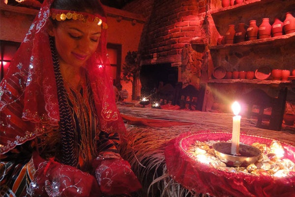 彼らの結婚式の間に伝統的なトルコのウェディングドレスで幸せなカップルの写真素材・画像素材 Image 96933352