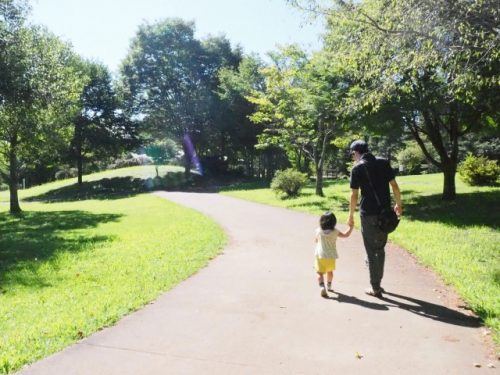 可愛く撮れたので パパのスマホの待ち受け画面に 採用されました🌸 子どもを待ち受けにするとか親バカすぎ？とか言いながらすぐしててかわいかった🤭💕 外で遊ぶの暑すぎて一瞬でバテる わたしがありえへんくらい喉乾く 親子で赤ちゃん新生児ママカメラマン