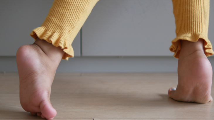 不機嫌なだけじゃない！赤ちゃんが手足バタバタをする理由ママリ