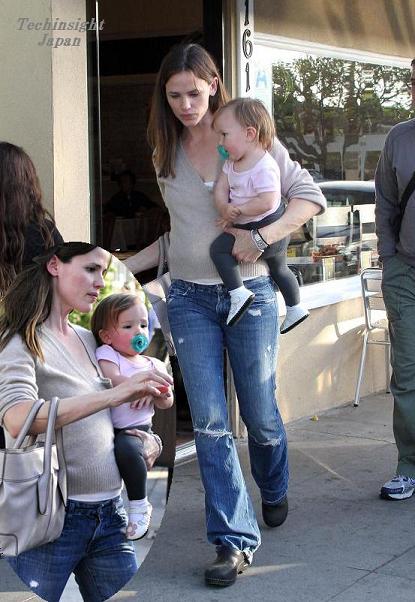 ジェニファー・ガーナー、娘ヴィヴィアンの卒業式で感極まって号泣する姿をシェアハーパーズ バザー Harper's BAZAAR 公式