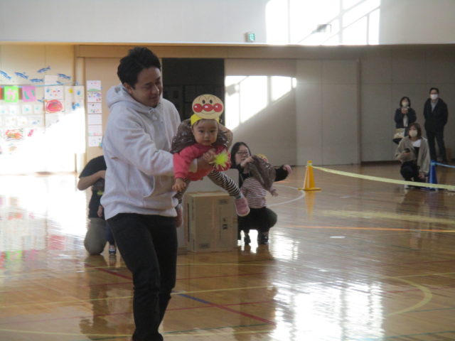 1歳児りんご組運動会親子お遊戯の見本動画です😆💕, おすしのピクニックを親子で踊りますよ✨, お家で是非一緒に練習してみてくださいね☺️,ひよこ組さんともも組さんの親子お遊戯も順次アップ予定です💁‍♀️💕,社会福祉法人こどもの杜認定こども園えほんの森認定こども園幼稚園保育園1歳児親子お遊戯運動会おすしのピクニック北海道恵庭市恵庭