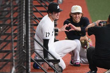 写真 佐々木朗希と宮城大弥が仲良しすぎる！可愛いが溢れるエピソードも