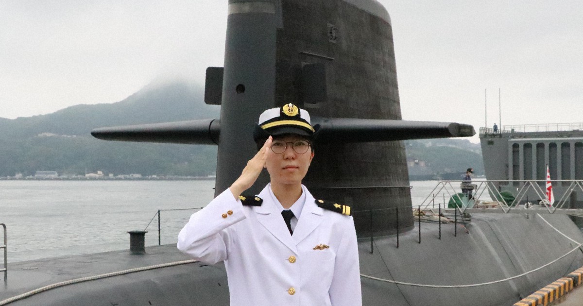 海自潜水艦で初の女性幹部 実習終え金色のドルフィンマーク胸に毎日新聞