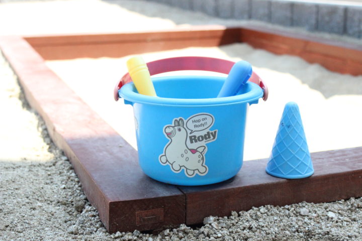 簡単DIY！ 庭に砂場を手作り砂場を作る方法！安全で楽しい遊び場を作ろう！心地よい暮らしのためにできること