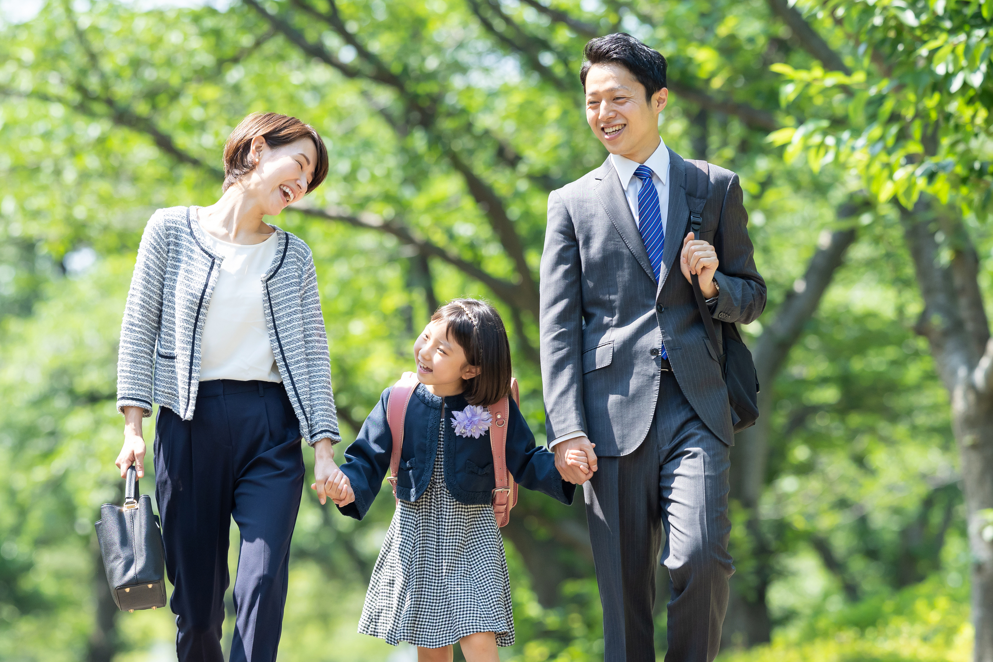 卒園式・卒業式にふさわしい父親の服装マナー。フォーマルなスーツで好印象なパパへコラム AOKI公式通販