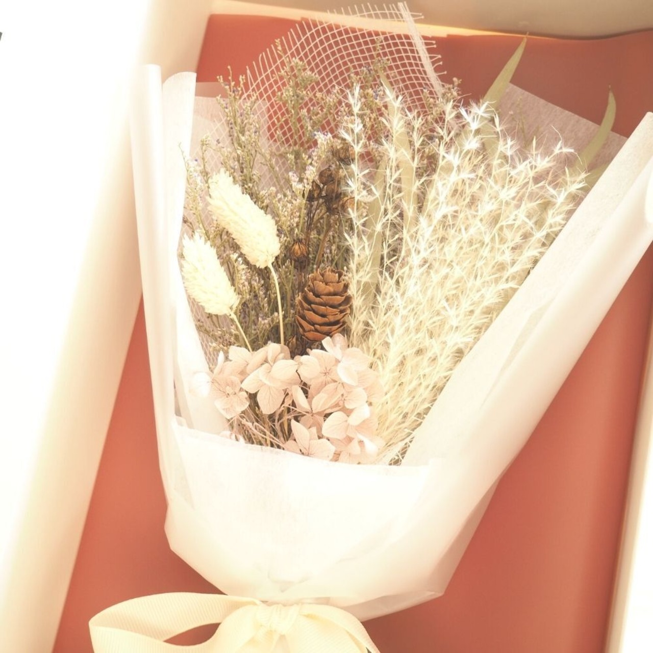 ドライフラワーのブーケは「永遠の愛」の象徴!結婚式や前撮りにおすすめな理由 – 土と風の植物園