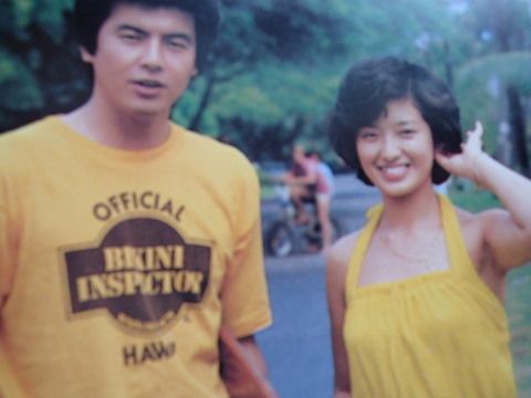 山口百恵さん 三浦友和と相合い傘、誕生日に映画館デート！“最強理想の夫婦”の変わらぬラブラブ姿女性自身