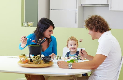 たのしい食卓を囲んで」フロンティアキッズ