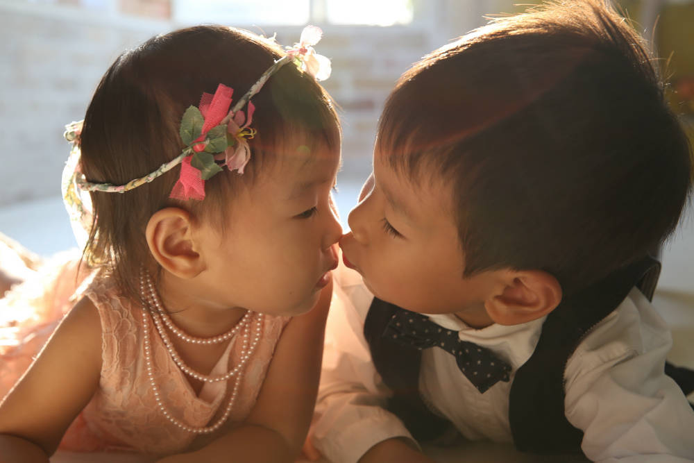 ほっぺにキスする男の子と女の子 10264008623 の写真・イラスト素材アマナイメージズ