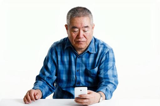 おじいちゃん スマホの写真素材写真素材なら「写真AC」無料 フリー ダウンロードOK