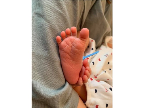 赤ちゃん 足ピーン 泣くTikTok