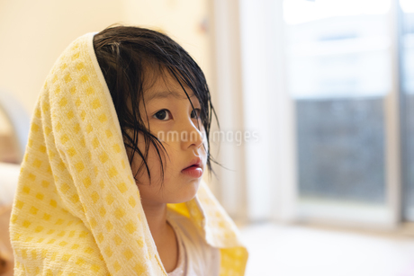 お風呂上がりの若い女性の写真素材145015762 毎月1点無料 フリー のストックフォト イメージマート