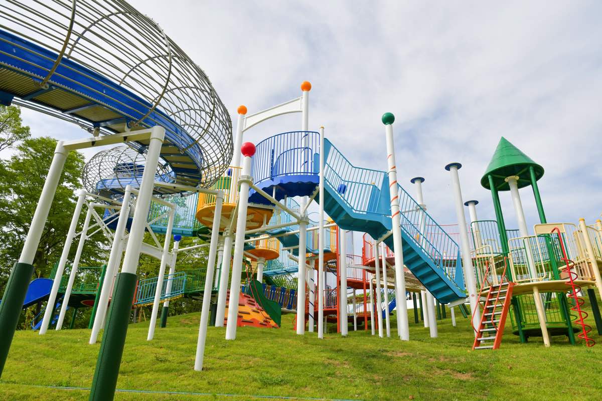 おはようございます☀ 今日から3連休ですね🍂 こどもの国では「昔あそび」や「スタンプラリー」で遊べます✨ 園内にはドングリもたくさん🎶子どもたちも一生懸命拾ってはドングリポスト📮に入れてくれてます💨山梨県愛宕山こどもの国子育てアスレチック遊具