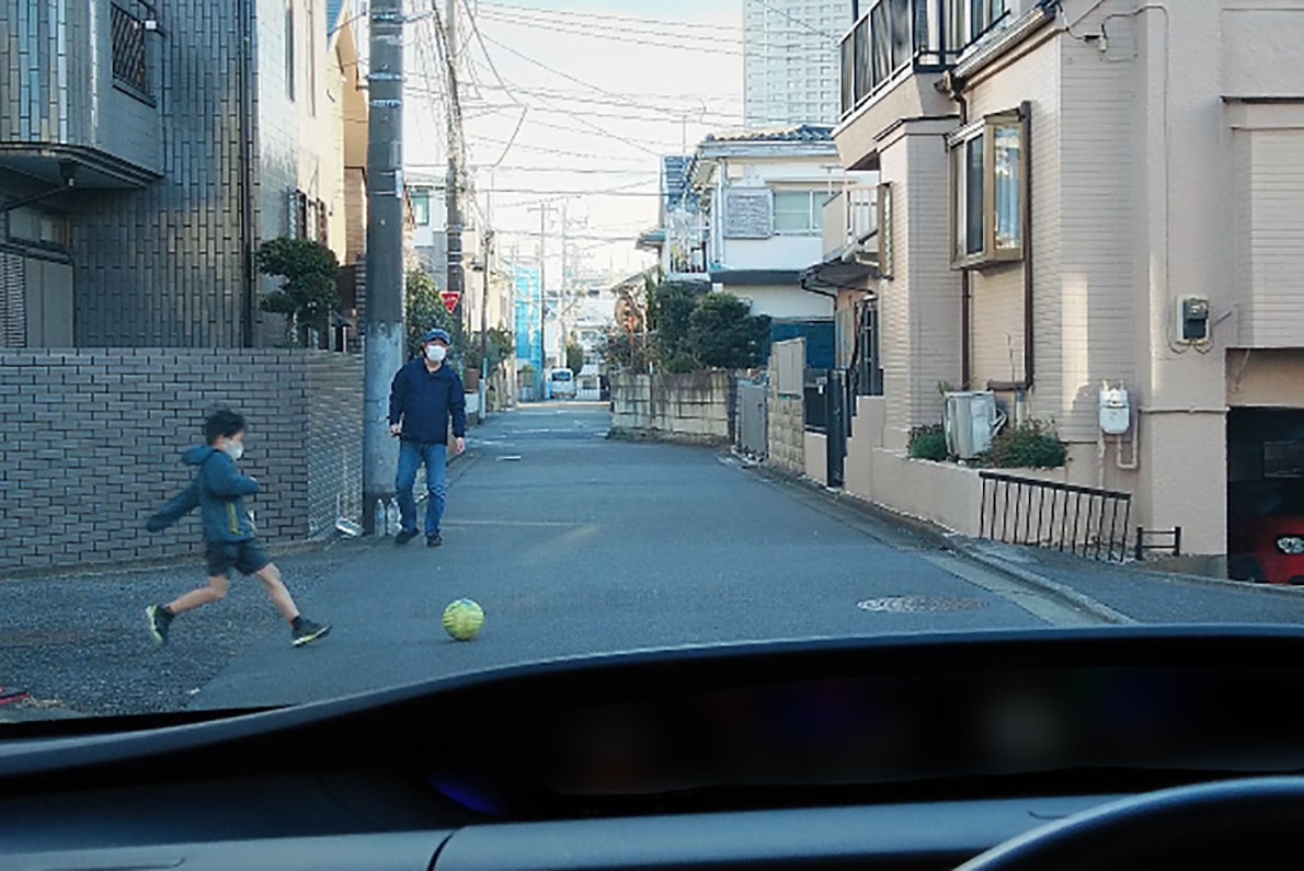 飛び出し注意喚起に「子供の飛び出し注意」表示板 自社在庫品B 832‐05A交通安全標識・プレート看板-プラスマークスマーケット本店