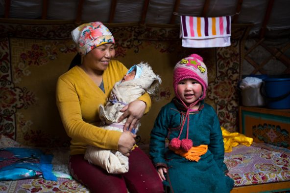 バヤンホンゴルのこどもたちは大草原で相撲を練習