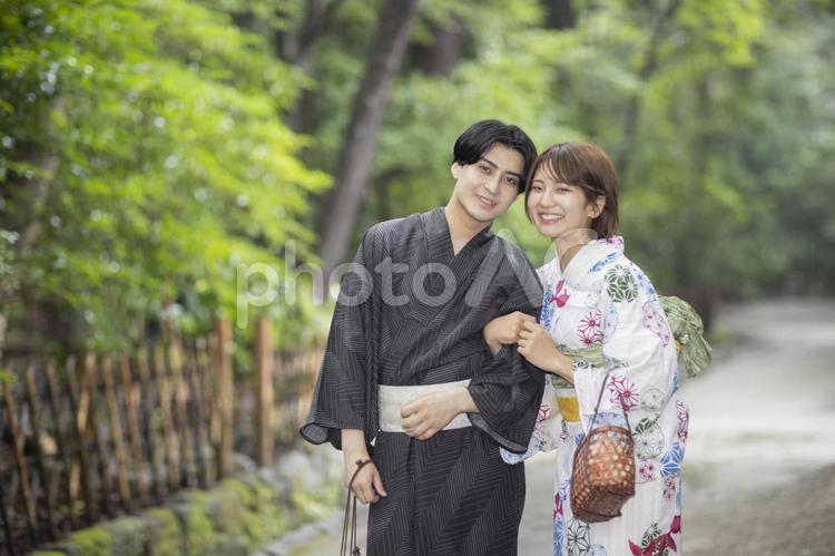 冬の腕組みカップルの仲睦まじい歩みイラスト・フリー素材なら「シンテリ」