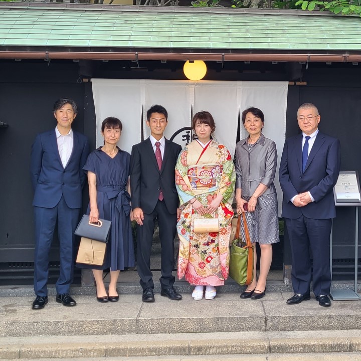 顔合わせ・婚約食事会の服装選び 新郎新婦・両親・兄弟姉妹別に解説結婚式パーティーのレンタルドレス・アイテムはCariru