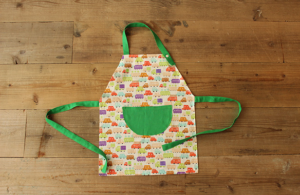 子供用エプロンの作り方ゴムひもを使って着脱簡単 リバーシブルタイプ- わくわく♪ハンドメイド
