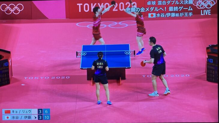 9日、全豪テニスの組み合わせ抽選で、入場する男子シングルス前回覇者のヤニク・シナー。左は女子のアリーナ・サバレンカ＝メルボルン 共同-シナー薬物疑惑に潔白主張、全豪 大会会場で会見 - 写真・画像 1 1西日本新聞me