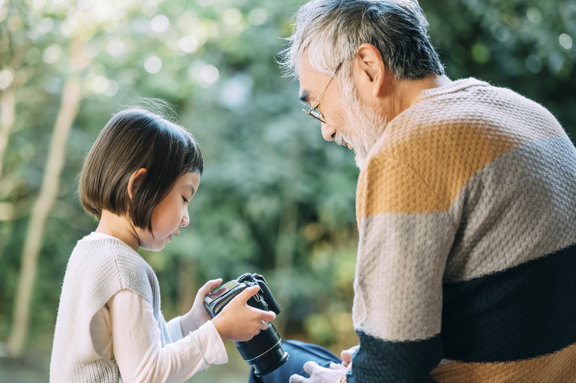 おじいちゃん 孫 散歩 つなぐの写真素材 - PIXTA