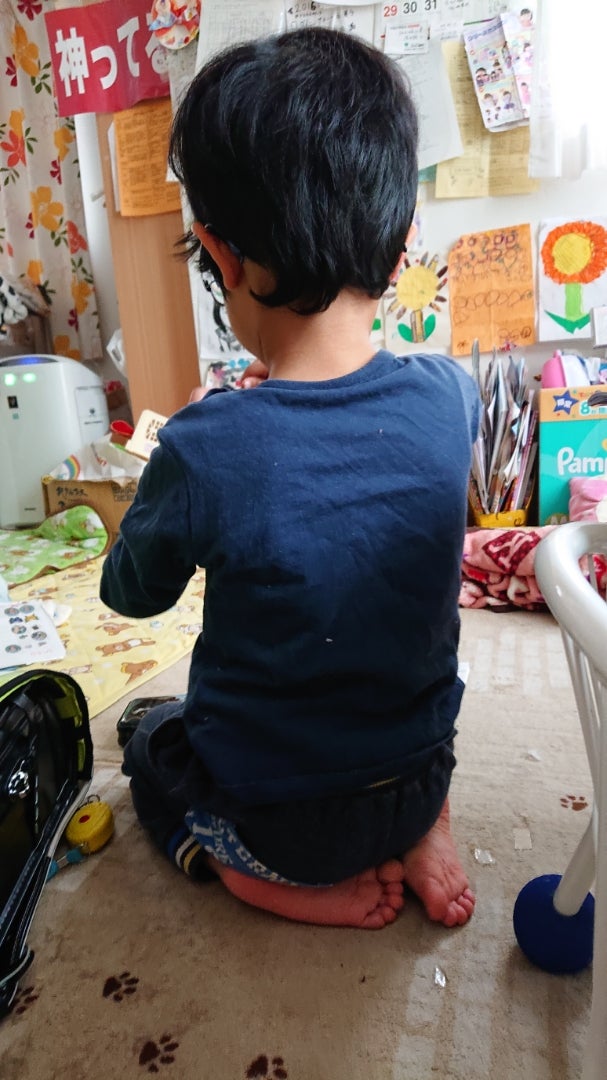 正座で座る後ろ向きの少女イラスト・フリー素材なら「シンテリ」