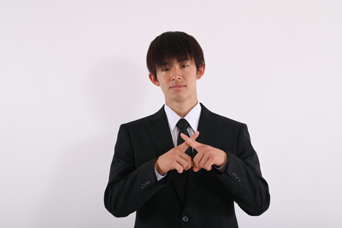 入学式に参加する際の父親のスーツの選び方は？着こなしのポイントやおすすめアイテムをご紹介します - オーダースーツSADA