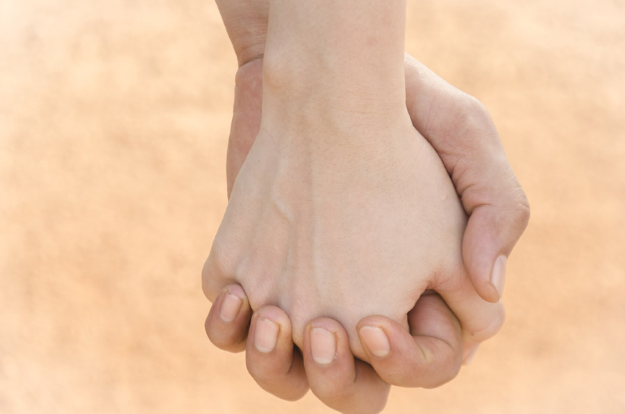 手をつなぐカップルの写真・画像素材-Snapmart スナップマート