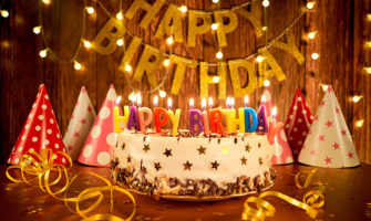 彼氏の誕生日に！「Happy Birthday」をオシャレに手書きするアイデア