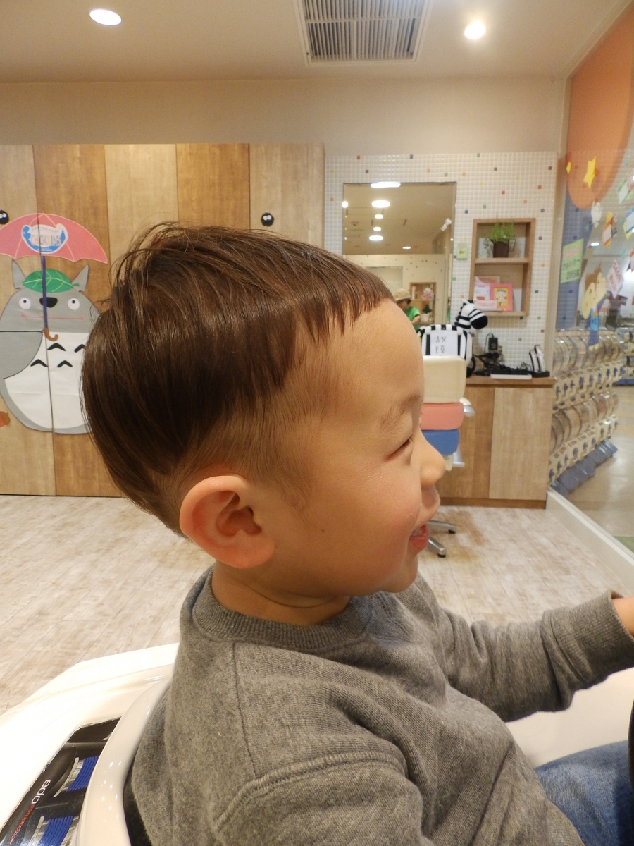 ツーブロックぱっつん とっても上手にできました！ ぱっつんお似合いです🥰 peacekidsでカットしてみませんか？ホットペッパービューティーもしくはお電話でご予約受付ております。 皆様のご来店お待ちしております☺️ピースキッズ幼稚園保育園男の子ママ