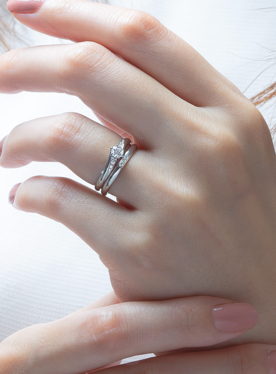 婚約指輪と結婚指輪の重ね付け おしゃれなつけ方を解説！どっちが上？順番や意味、おすすめブランドもみんなのウェディングニュース