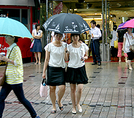 久しぶりの雨。みんなの相合傘ウォッチング～！ - 明洞ソウルナビ