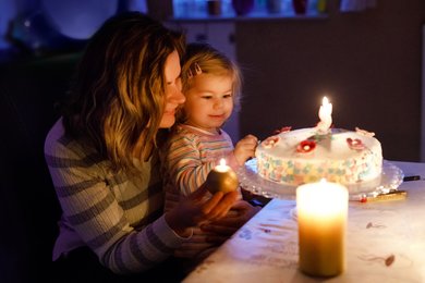 誕生日を迎えました。笑笑 変わらず、家族仲良く過ごしています。 二枚目は、 ささやかながら、日付が変わって妻がお祝いしてくれました。 ありがとう。良い成長をしていけますように。岡田義徳 田畑智子 我が子 誕生日 43歳 ありがとう