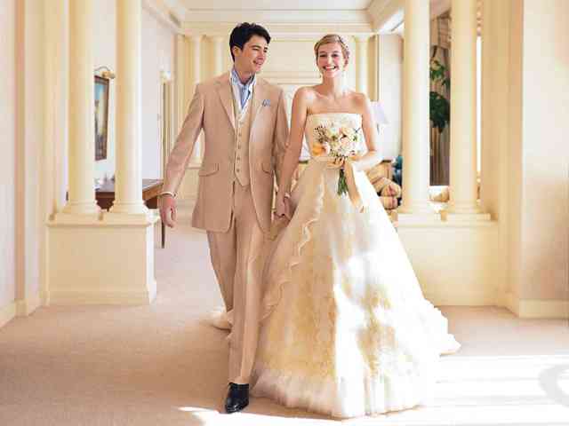 新郎のタキシードは何色がおしゃれ？タキシードの基礎知識と結婚式に人気の色・レンタルとオーダーの違いを紹介フォトウェディングモモナ