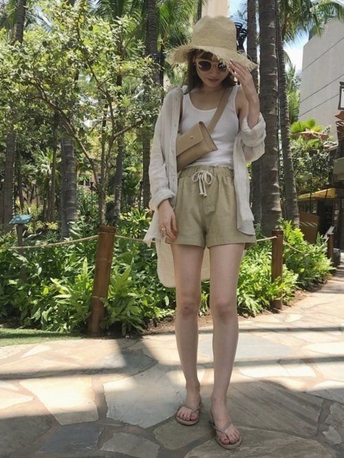 ママの水遊びコーデ 正解は「モノトーン」！着替えいらずで街歩きもVERY