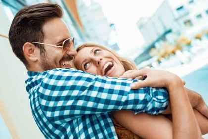 ハグを好むタイミングとは 100人に聞いた 本気度や心理などチェックOggi.jp