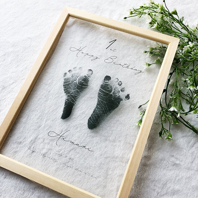 1歳のお誕生日の記念に🎂✨ ご自宅への出張ワークショップで 手形足形アートを楽しんでいただきました!👣💕 1歳のお誕生日を迎えたお子様の記念に、と3組の親子さまがご参加✨ おしゃべりしながら、 時には「じょうずにペタできるかな?」と ドキドキしながら ♡ ママ