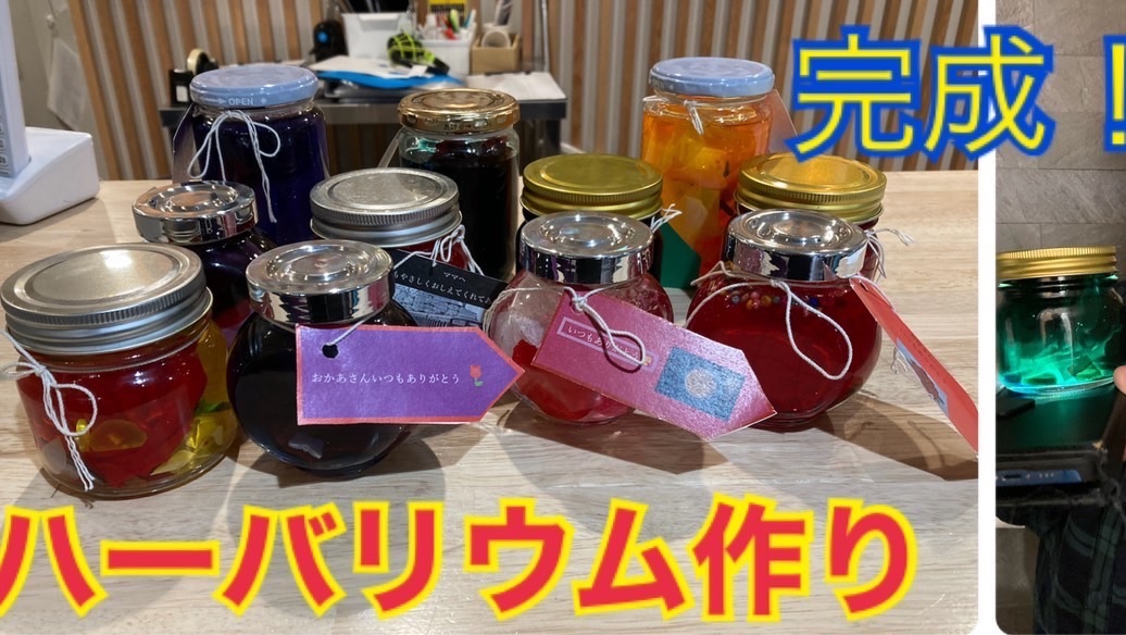 母の日には大きな花束を💐』 高齢者施設・幼稚園向け壁面飾り ＊カーネーションの花束からたくさんのチョウチョウが飛び出し、感謝いっぱいの気持ちを表してます💐 チョウチョウはキレイ色の折り紙で✨ ＊「季節のイベントに合わせて作れる かんたん！楽しい壁面かざり