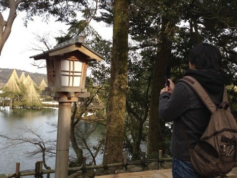 フリー写真彼氏におんぶされた彼女の後ろ姿パブリックドメインQ：著作権フリー画像素材集